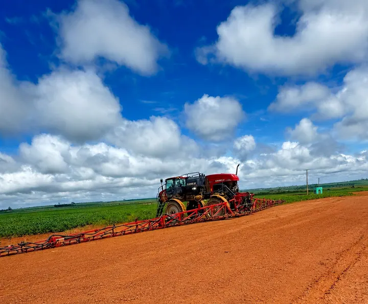Pulverizadores da Lavra Agro preparados para atender grandes áreas com alta capacidade operacional