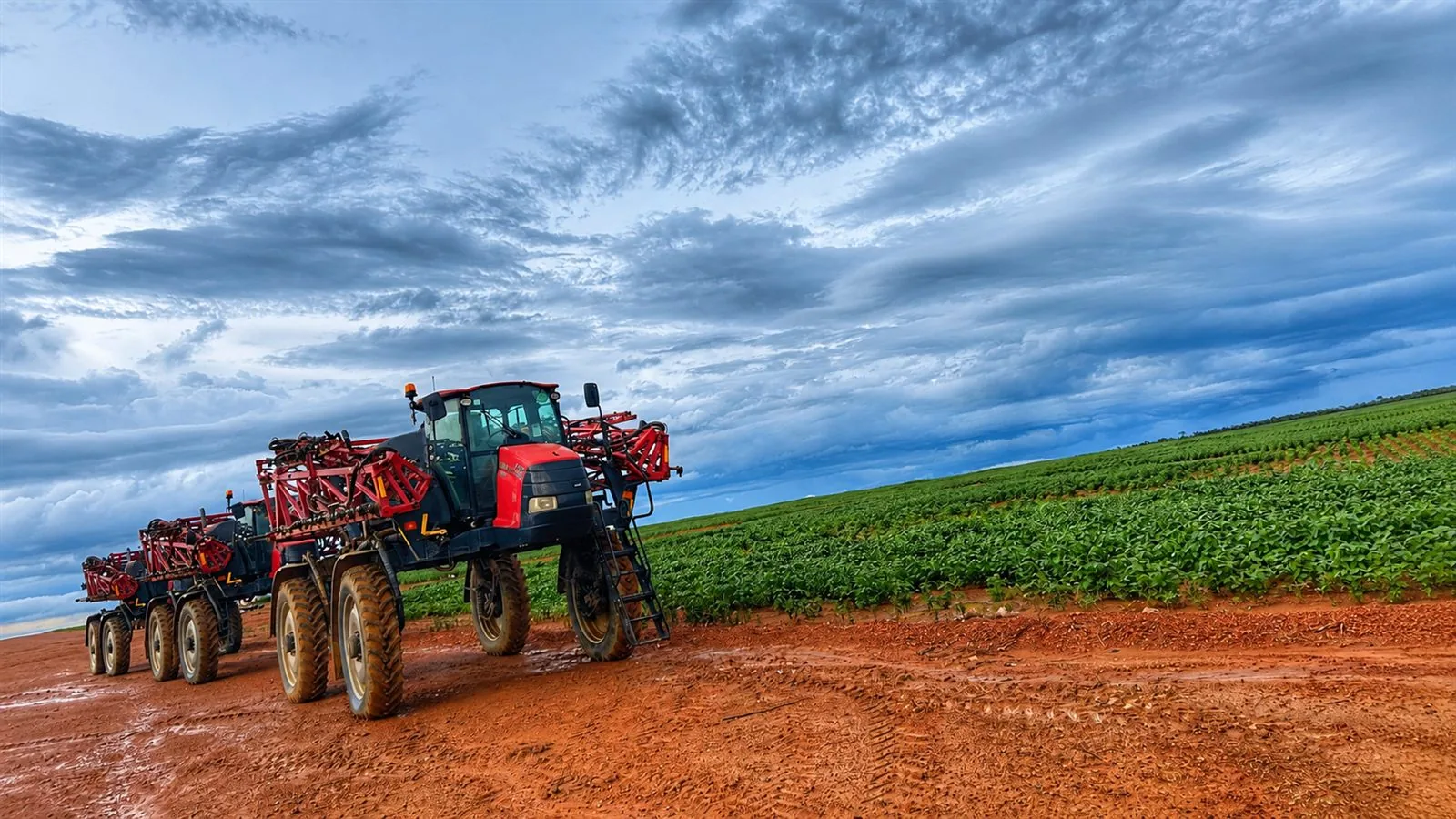 Pulverizador terrestre da Lavra Agro em operação em lavoura de grande escala no Brasil