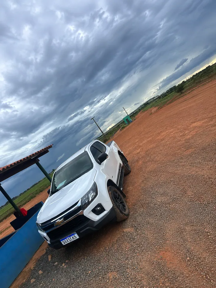 Caminhonete de assistência da Lavra Agro apoiando a operação em campo