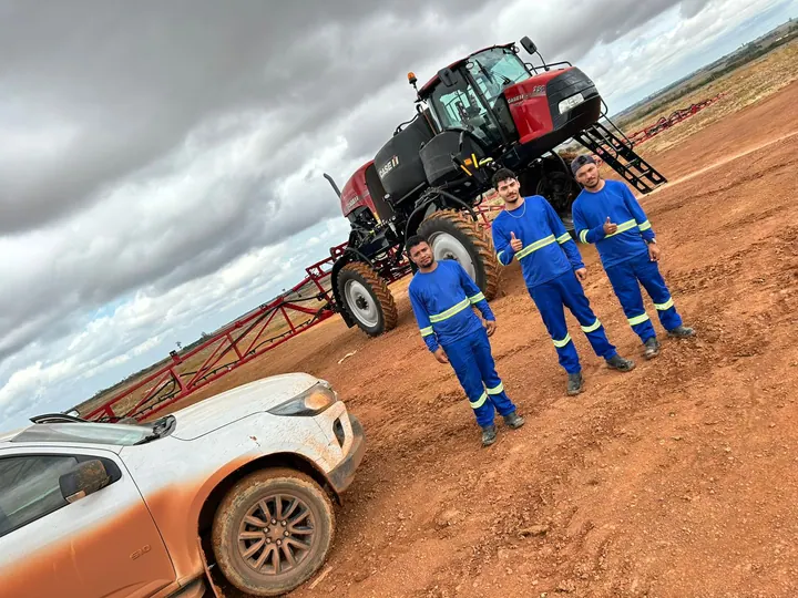 Equipe da Lavra Agro reunida para atuar na operação de pulverização agrícola